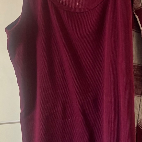 Maurice’s Plaid shirt with Hood size XL  ( burgundy tank free ) - Picture 2 of 2